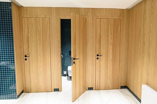 Aprire la porta in legno chiaro