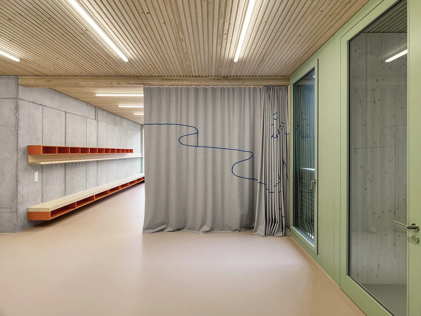 Vestiaire d'un accueil de jour : à gauche, mur en béton avec étagères et banc orange, plafond en bois, sol clair, au centre, rideau gris avec motif de lignes bleues, à droite, porte vitrée à cadre vert.
