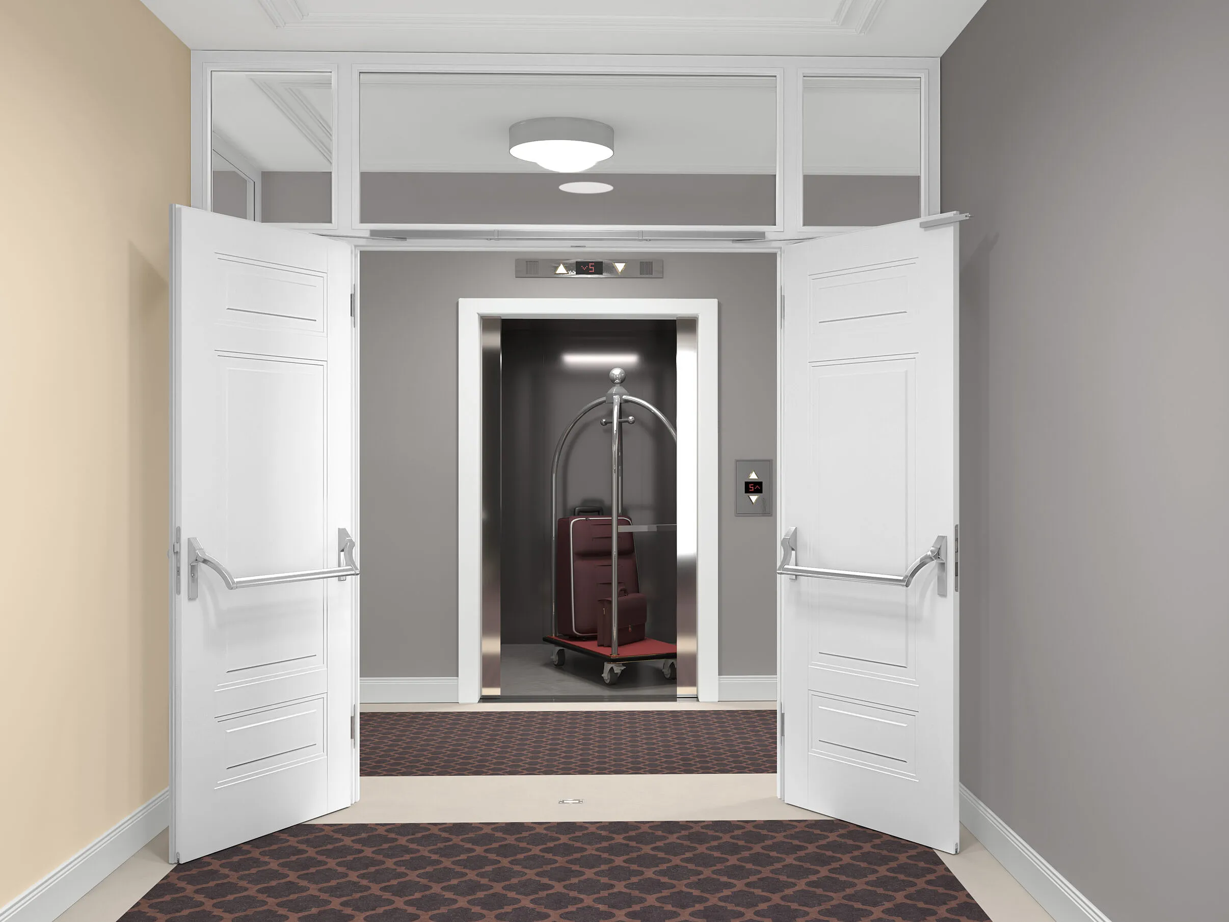 Due porte interne bianche aperte con maniglioni antipanico e sopralluce; nel passaggio, un ascensore aperto con un carrello portabagagli e una valigia, moquette a motivi, pareti chiare e plafoniera